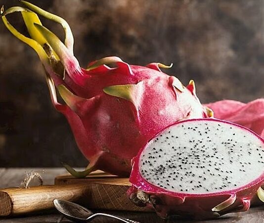 Son yıllarda sağlıklı beslenme trendlerinin yükselmesiyle birlikte egzotik meyveler sofralarda daha fazla yer almaya başladı. Bu meyvelerden biri olan Ejder Meyvesi, dikkat çekici görüntüsü ve besin değeriyle öne çıkıyor. Halk arasında pitaya olarak da bilinen bu meyve, kaktüsgiller familyasına aittir ve bilimsel olarak en yaygın türü Selenicereus undatus adıyla bilinmektedir. Anavatanı Orta Amerika olan ejder meyvesi, günümüzde Vietnam, Tayland ve Meksika gibi ülkelerde yoğun olarak yetiştirilmektedir. Konulu bir haber görseli.