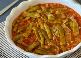 Türk mutfağının en köklü ve vazgeçilmez besinlerinden biri olan fasulye, hem taze hem de kuru formuyla sofralarda sıkça yer bulur. Protein açısından zengin yapısı ve doyurucu özelliği sayesinde özellikle dengeli beslenme programlarının önemli bir parçasıdır. Gerek zeytinyağlı yemeklerde gerekse etli tariflerde kullanılan fasulye, içerdiği yüksek besin değeri ile dikkat çeker. Konulu bir haber görseli.