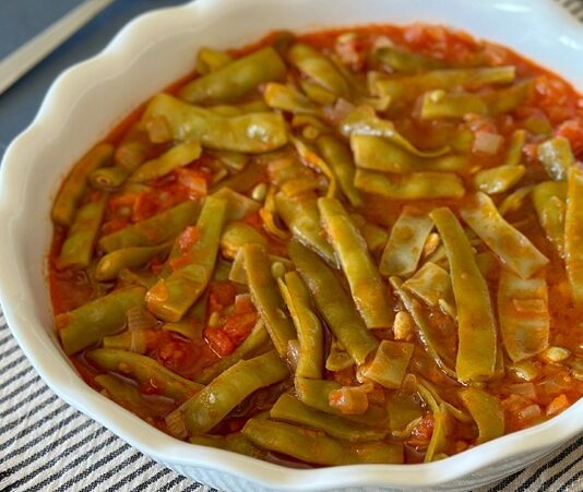 Türk mutfağının en köklü ve vazgeçilmez besinlerinden biri olan fasulye, hem taze hem de kuru formuyla sofralarda sıkça yer bulur. Protein açısından zengin yapısı ve doyurucu özelliği sayesinde özellikle dengeli beslenme programlarının önemli bir parçasıdır. Gerek zeytinyağlı yemeklerde gerekse etli tariflerde kullanılan fasulye, içerdiği yüksek besin değeri ile dikkat çeker. Konulu bir haber görseli.