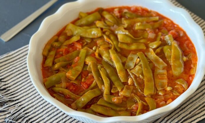 Türk mutfağının en köklü ve vazgeçilmez besinlerinden biri olan fasulye, hem taze hem de kuru formuyla sofralarda sıkça yer bulur. Protein açısından zengin yapısı ve doyurucu özelliği sayesinde özellikle dengeli beslenme programlarının önemli bir parçasıdır. Gerek zeytinyağlı yemeklerde gerekse etli tariflerde kullanılan fasulye, içerdiği yüksek besin değeri ile dikkat çeker. Konulu bir haber görseli.