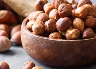 Karadeniz başta olmak üzere ülkemizde geniş bir üretim alanına sahip olan fındık, hem lezzeti hem de yüksek besin değeri ile öne çıkan önemli bir kuruyemiştir. Yüzyıllardır tüketilen fındık, çiğ ya da kavrulmuş formda sofralarda yer alırken aynı zamanda çikolata, tatlı ve çeşitli hamur işlerinde de sıkça kullanılmaktadır. Doğal ve katkısız şekilde tüketildiğinde vücuda birçok açıdan destek sağlayabilir. Konulu bir haber görseli.