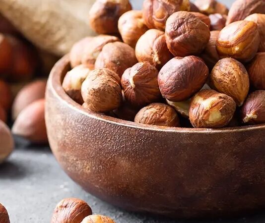 Karadeniz başta olmak üzere ülkemizde geniş bir üretim alanına sahip olan fındık, hem lezzeti hem de yüksek besin değeri ile öne çıkan önemli bir kuruyemiştir. Yüzyıllardır tüketilen fındık, çiğ ya da kavrulmuş formda sofralarda yer alırken aynı zamanda çikolata, tatlı ve çeşitli hamur işlerinde de sıkça kullanılmaktadır. Doğal ve katkısız şekilde tüketildiğinde vücuda birçok açıdan destek sağlayabilir. Konulu bir haber görseli.