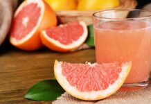 Turunçgiller ailesinin en dikkat çekici üyelerinden biri olan greyfurt, hafif acımtırak ve ekşi tadıyla bilinen besleyici bir meyvedir. Özellikle kış aylarında sofralarda daha sık yer bulan bu meyve, içerdiği vitamin ve mineraller sayesinde sağlıklı beslenme programlarının önemli bir parçası haline gelmiştir. Hem taze olarak tüketilebilen hem de suyu sıkılarak içilebilen greyfurt, ferahlatıcı aromasıyla da tercih edilmektedir. Konulu bir haber görseli.