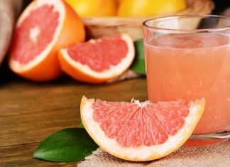 Turunçgiller ailesinin en dikkat çekici üyelerinden biri olan greyfurt, hafif acımtırak ve ekşi tadıyla bilinen besleyici bir meyvedir. Özellikle kış aylarında sofralarda daha sık yer bulan bu meyve, içerdiği vitamin ve mineraller sayesinde sağlıklı beslenme programlarının önemli bir parçası haline gelmiştir. Hem taze olarak tüketilebilen hem de suyu sıkılarak içilebilen greyfurt, ferahlatıcı aromasıyla da tercih edilmektedir. Konulu bir haber görseli.