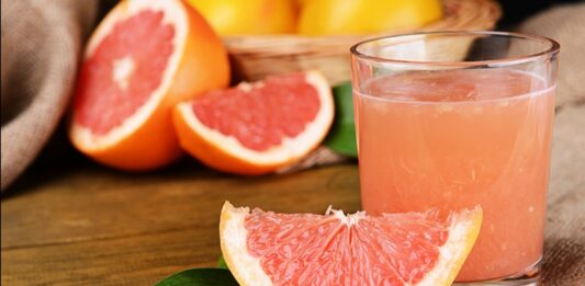 Turunçgiller ailesinin en dikkat çekici üyelerinden biri olan greyfurt, hafif acımtırak ve ekşi tadıyla bilinen besleyici bir meyvedir. Özellikle kış aylarında sofralarda daha sık yer bulan bu meyve, içerdiği vitamin ve mineraller sayesinde sağlıklı beslenme programlarının önemli bir parçası haline gelmiştir. Hem taze olarak tüketilebilen hem de suyu sıkılarak içilebilen greyfurt, ferahlatıcı aromasıyla da tercih edilmektedir. Konulu bir haber görseli.