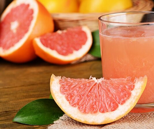 Turunçgiller ailesinin en dikkat çekici üyelerinden biri olan greyfurt, hafif acımtırak ve ekşi tadıyla bilinen besleyici bir meyvedir. Özellikle kış aylarında sofralarda daha sık yer bulan bu meyve, içerdiği vitamin ve mineraller sayesinde sağlıklı beslenme programlarının önemli bir parçası haline gelmiştir. Hem taze olarak tüketilebilen hem de suyu sıkılarak içilebilen greyfurt, ferahlatıcı aromasıyla da tercih edilmektedir. Konulu bir haber görseli.