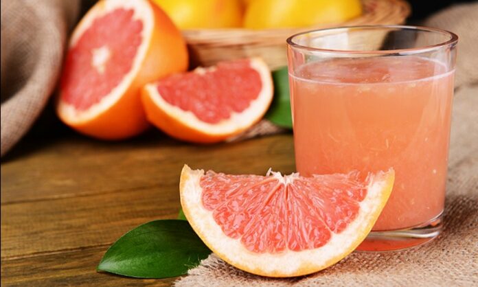 Turunçgiller ailesinin en dikkat çekici üyelerinden biri olan greyfurt, hafif acımtırak ve ekşi tadıyla bilinen besleyici bir meyvedir. Özellikle kış aylarında sofralarda daha sık yer bulan bu meyve, içerdiği vitamin ve mineraller sayesinde sağlıklı beslenme programlarının önemli bir parçası haline gelmiştir. Hem taze olarak tüketilebilen hem de suyu sıkılarak içilebilen greyfurt, ferahlatıcı aromasıyla da tercih edilmektedir. Konulu bir haber görseli.