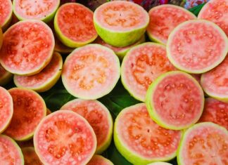 Tropikal meyveler arasında son yıllarda adından sıkça söz ettiren Guava, hem aroması hem de besin değeri açısından dikkat çeken bir meyvedir. Anavatanı Orta ve Güney Amerika olan bu özel meyve, günümüzde Asya’dan Afrika’ya kadar pek çok bölgede yetiştirilmektedir. Bilimsel adı Psidium guajava olan guava, mersingiller familyasına aittir ve sıcak iklimlerde verimli şekilde yetişir. Türkiye’de henüz çok yaygın olmasa da özellikle sağlıklı beslenme trendlerinin artmasıyla birlikte guava meyvesi daha fazla ilgi görmeye başlamıştır.