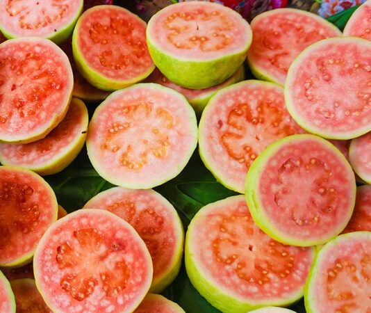 Tropikal meyveler arasında son yıllarda adından sıkça söz ettiren Guava, hem aroması hem de besin değeri açısından dikkat çeken bir meyvedir. Anavatanı Orta ve Güney Amerika olan bu özel meyve, günümüzde Asya’dan Afrika’ya kadar pek çok bölgede yetiştirilmektedir. Bilimsel adı Psidium guajava olan guava, mersingiller familyasına aittir ve sıcak iklimlerde verimli şekilde yetişir. Türkiye’de henüz çok yaygın olmasa da özellikle sağlıklı beslenme trendlerinin artmasıyla birlikte guava meyvesi daha fazla ilgi görmeye başlamıştır.