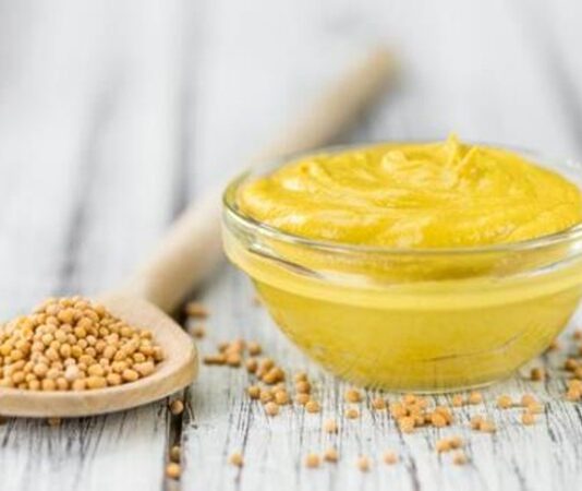 Yemeklere kattığı keskin aroma ve iştah açıcı tadıyla bilinen Hardal, hem baharat hem de sos formunda kullanılan köklü bir bitkidir. Özellikle et yemekleri, sandviçler ve sos tariflerinde sıkça tercih edilen bu ürün, yalnızca lezzetiyle değil sağlık üzerindeki potansiyel etkileriyle de dikkat çekmektedir. Son yıllarda doğal beslenmeye olan ilginin artmasıyla birlikte Hardal nedir ve ne işe yarar soruları daha fazla araştırılmaktadır. Konulu bir haber görseli.