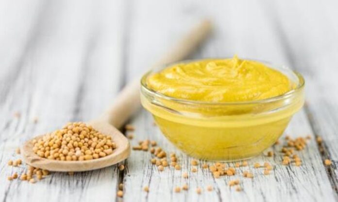 Yemeklere kattığı keskin aroma ve iştah açıcı tadıyla bilinen Hardal, hem baharat hem de sos formunda kullanılan köklü bir bitkidir. Özellikle et yemekleri, sandviçler ve sos tariflerinde sıkça tercih edilen bu ürün, yalnızca lezzetiyle değil sağlık üzerindeki potansiyel etkileriyle de dikkat çekmektedir. Son yıllarda doğal beslenmeye olan ilginin artmasıyla birlikte Hardal nedir ve ne işe yarar soruları daha fazla araştırılmaktadır. Konulu bir haber görseli.