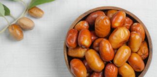 Doğal ve geleneksel besinlere olan ilginin artmasıyla birlikte geçmişten günümüze tüketilen yerel meyveler yeniden gündeme gelmeye başladı. Bu meyvelerden biri olan İğde, özellikle Anadolu coğrafyasında yaygın olarak yetişen ve hem meyvesi hem de çekirdeğiyle değerlendirilen özel bir bitkidir. Bilimsel adı Elaeagnus angustifolia olan iğde ağacı, kurak ve yarı kurak iklim koşullarına dayanıklılığıyla bilinir. Halk arasında yabani zeytin ya da dağ iğdesi olarak da anılmaktadır. Konulu bir haber görseli.