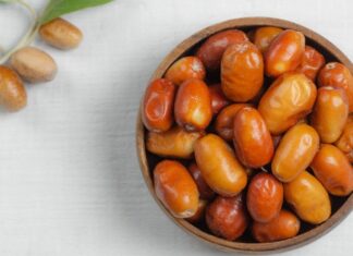 Doğal ve geleneksel besinlere olan ilginin artmasıyla birlikte geçmişten günümüze tüketilen yerel meyveler yeniden gündeme gelmeye başladı. Bu meyvelerden biri olan İğde, özellikle Anadolu coğrafyasında yaygın olarak yetişen ve hem meyvesi hem de çekirdeğiyle değerlendirilen özel bir bitkidir. Bilimsel adı Elaeagnus angustifolia olan iğde ağacı, kurak ve yarı kurak iklim koşullarına dayanıklılığıyla bilinir. Halk arasında yabani zeytin ya da dağ iğdesi olarak da anılmaktadır. Konulu bir haber görseli.