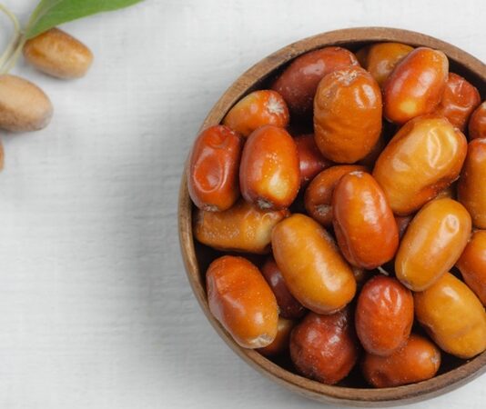 Doğal ve geleneksel besinlere olan ilginin artmasıyla birlikte geçmişten günümüze tüketilen yerel meyveler yeniden gündeme gelmeye başladı. Bu meyvelerden biri olan İğde, özellikle Anadolu coğrafyasında yaygın olarak yetişen ve hem meyvesi hem de çekirdeğiyle değerlendirilen özel bir bitkidir. Bilimsel adı Elaeagnus angustifolia olan iğde ağacı, kurak ve yarı kurak iklim koşullarına dayanıklılığıyla bilinir. Halk arasında yabani zeytin ya da dağ iğdesi olarak da anılmaktadır. Konulu bir haber görseli.