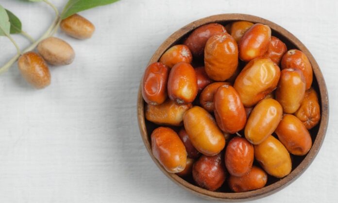 Doğal ve geleneksel besinlere olan ilginin artmasıyla birlikte geçmişten günümüze tüketilen yerel meyveler yeniden gündeme gelmeye başladı. Bu meyvelerden biri olan İğde, özellikle Anadolu coğrafyasında yaygın olarak yetişen ve hem meyvesi hem de çekirdeğiyle değerlendirilen özel bir bitkidir. Bilimsel adı Elaeagnus angustifolia olan iğde ağacı, kurak ve yarı kurak iklim koşullarına dayanıklılığıyla bilinir. Halk arasında yabani zeytin ya da dağ iğdesi olarak da anılmaktadır. Konulu bir haber görseli.