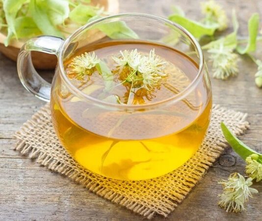 Ihlamur, hoş kokulu çiçekleri ve geniş yapraklarıyla bilinen, hem şehir peyzajında hem de doğal alanlarda sıkça karşılaşılan değerli bir ağaç türüdür. Bilimsel olarak Tilia cinsine ait olan ıhlamur ağacı, ılıman iklim bölgelerinde yetişir ve uzun ömürlü yapısıyla dikkat çeker. Avrupa ve Anadolu coğrafyasında yaygın olarak bulunan bu ağaç, özellikle yaz aylarında açan çiçekleriyle tanınır. Konulu bir haber görseli.