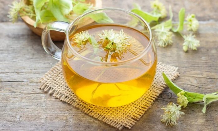 Ihlamur Nedir Ihlamur'un Faydaları Nelerdir Ihlamur, hoş kokulu çiçekleri ve geniş yapraklarıyla bilinen, hem şehir peyzajında hem de doğal alanlarda sıkça karşılaşılan değerli bir ağaç türüdür. Bilimsel olarak Tilia cinsine ait olan ıhlamur ağacı, ılıman iklim bölgelerinde yetişir ve uzun ömürlü yapısıyla dikkat çeker. Avrupa ve Anadolu coğrafyasında yaygın olarak bulunan bu ağaç, özellikle yaz aylarında açan çiçekleriyle tanınır. Konulu bir haber görseli.