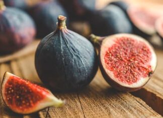 Yaz sonunun ve sonbahar başlangıcının en özel meyvelerinden biri olan incir, hem tatlı aroması hem de besleyici içeriğiyle dikkat çeker. Yumuşak dokusu, kendine özgü kokusu ve yoğun lezzetiyle sofralarda ayrı bir yere sahip olan incir, tarih boyunca birçok kültürde önemli bir besin kaynağı olmuştur. Bilimsel adı Ficus carica olan incir, dutgiller familyasına ait bir meyvedir ve özellikle Akdeniz ikliminde yaygın olarak yetiştirilir. Konulu bir haber görseli.