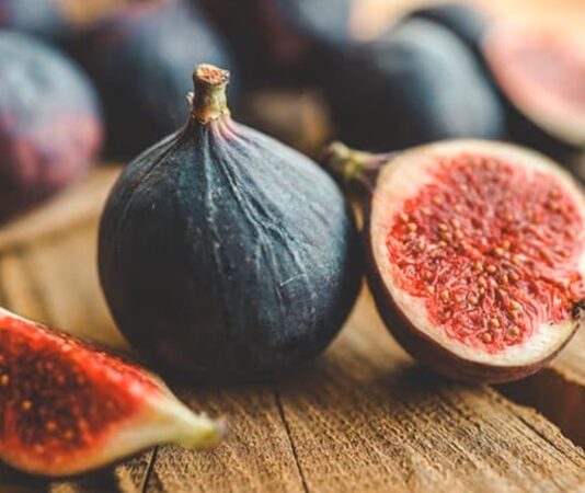 İncir Nedir? İncirin Faydaları Nelerdir? Yaz sonunun ve sonbahar başlangıcının en özel meyvelerinden biri olan incir, hem tatlı aroması hem de besleyici içeriğiyle dikkat çeker. Yumuşak dokusu, kendine özgü kokusu ve yoğun lezzetiyle sofralarda ayrı bir yere sahip olan incir, tarih boyunca birçok kültürde önemli bir besin kaynağı olmuştur. Bilimsel adı Ficus carica olan incir, dutgiller familyasına ait bir meyvedir ve özellikle Akdeniz ikliminde yaygın olarak yetiştirilir. Konulu bir haber görseli.