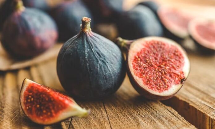 Yaz sonunun ve sonbahar başlangıcının en özel meyvelerinden biri olan incir, hem tatlı aroması hem de besleyici içeriğiyle dikkat çeker. Yumuşak dokusu, kendine özgü kokusu ve yoğun lezzetiyle sofralarda ayrı bir yere sahip olan incir, tarih boyunca birçok kültürde önemli bir besin kaynağı olmuştur. Bilimsel adı Ficus carica olan incir, dutgiller familyasına ait bir meyvedir ve özellikle Akdeniz ikliminde yaygın olarak yetiştirilir. Konulu bir haber görseli.