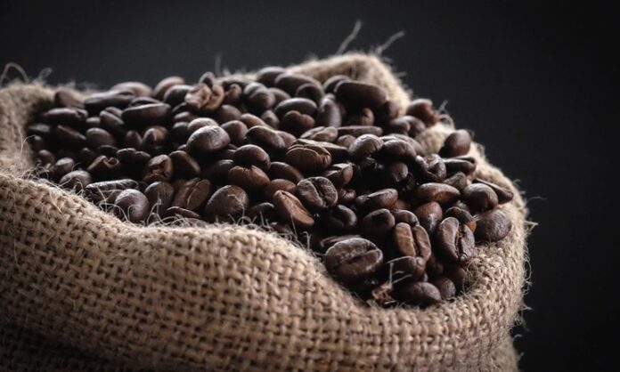 Kahve Nedir Kahve'nin Faydaları Nelerdir Dünyada en çok tüketilen içeceklerden biri olan Kahve, hem kültürel hem de sosyal açıdan önemli bir yere sahiptir. Tropikal iklimlerde yetişen kahve ağacının meyve çekirdeklerinden elde edilen bu içecek, yüzyıllardır farklı coğrafyalarda keyifle tüketilmektedir. Bilimsel olarak en yaygın türleri Coffea arabica ve Coffea canephora olan kahve bitkisi, özellikle Afrika kökenlidir ve zamanla tüm dünyaya yayılmıştır. Konulu bir haber görseli.