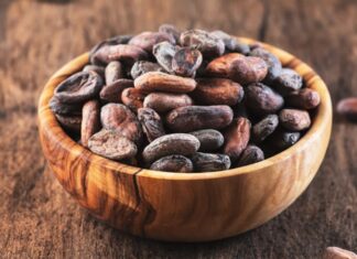 Dünyada en çok tüketilen lezzetlerin temelini oluşturan Kakao, hem gıda sektöründe hem de sağlıklı beslenme alanında önemli bir yere sahiptir. Tropikal iklimlerde yetişen ve bilimsel adı Theobroma cacao olan ağaçtan elde edilir. “Tanrıların yiyeceği” anlamına gelen bu isim, kakao çekirdeklerinin tarih boyunca ne kadar değerli görüldüğünü ortaya koymaktadır. Özellikle Orta ve Güney Amerika kökenli olan Kakao, günümüzde Afrika ve Asya’nın bazı bölgelerinde de yetiştirilmektedir. Konulu bir haber görseli.