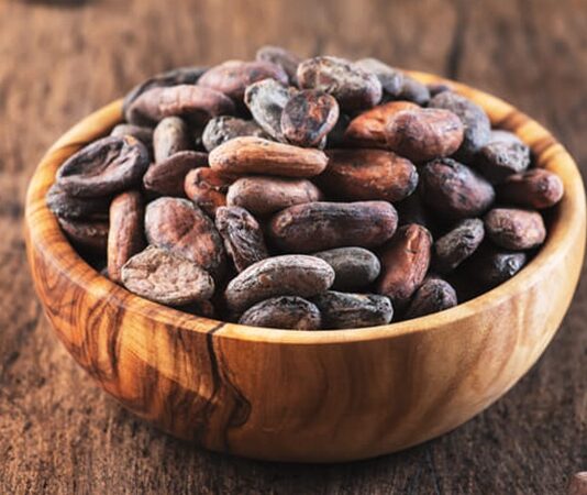 Dünyada en çok tüketilen lezzetlerin temelini oluşturan Kakao, hem gıda sektöründe hem de sağlıklı beslenme alanında önemli bir yere sahiptir. Tropikal iklimlerde yetişen ve bilimsel adı Theobroma cacao olan ağaçtan elde edilir. “Tanrıların yiyeceği” anlamına gelen bu isim, kakao çekirdeklerinin tarih boyunca ne kadar değerli görüldüğünü ortaya koymaktadır. Özellikle Orta ve Güney Amerika kökenli olan Kakao, günümüzde Afrika ve Asya’nın bazı bölgelerinde de yetiştirilmektedir. Konulu bir haber görseli.