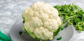 Kış sebzeleri arasında önemli bir yere sahip olan karnabahar, beyaz çiçeksi yapısı ve hafif aromasıyla mutfaklarda sıkça tercih edilen besinlerden biridir. Haşlama, fırınlama, kızartma ya da çorba şeklinde tüketilebilen karnabahar, farklı tariflere uyum sağlayabilen çok yönlü bir sebzedir. Düşük kalorili yapısı ve zengin besin değeri sayesinde sağlıklı beslenme planlarının vazgeçilmezleri arasında yer alır. Konulu bir haber görseli.