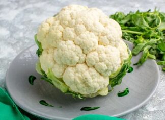 Kış sebzeleri arasında önemli bir yere sahip olan karnabahar, beyaz çiçeksi yapısı ve hafif aromasıyla mutfaklarda sıkça tercih edilen besinlerden biridir. Haşlama, fırınlama, kızartma ya da çorba şeklinde tüketilebilen karnabahar, farklı tariflere uyum sağlayabilen çok yönlü bir sebzedir. Düşük kalorili yapısı ve zengin besin değeri sayesinde sağlıklı beslenme planlarının vazgeçilmezleri arasında yer alır. Konulu bir haber görseli.