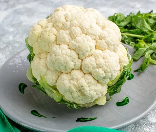 Kış sebzeleri arasında önemli bir yere sahip olan karnabahar, beyaz çiçeksi yapısı ve hafif aromasıyla mutfaklarda sıkça tercih edilen besinlerden biridir. Haşlama, fırınlama, kızartma ya da çorba şeklinde tüketilebilen karnabahar, farklı tariflere uyum sağlayabilen çok yönlü bir sebzedir. Düşük kalorili yapısı ve zengin besin değeri sayesinde sağlıklı beslenme planlarının vazgeçilmezleri arasında yer alır. Konulu bir haber görseli.