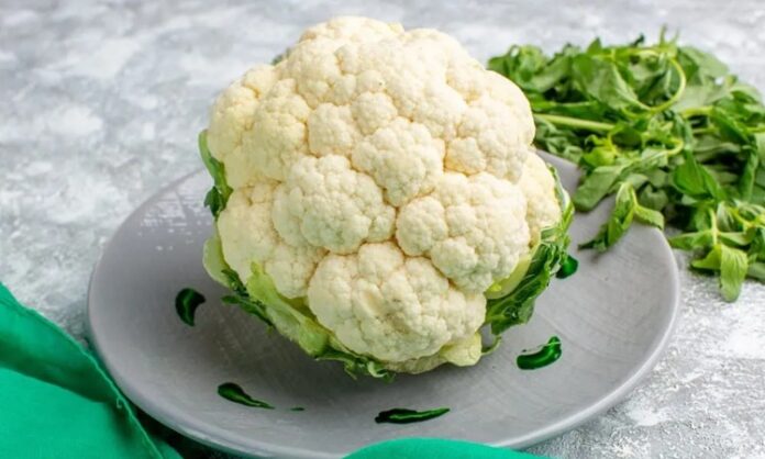 Kış sebzeleri arasında önemli bir yere sahip olan karnabahar, beyaz çiçeksi yapısı ve hafif aromasıyla mutfaklarda sıkça tercih edilen besinlerden biridir. Haşlama, fırınlama, kızartma ya da çorba şeklinde tüketilebilen karnabahar, farklı tariflere uyum sağlayabilen çok yönlü bir sebzedir. Düşük kalorili yapısı ve zengin besin değeri sayesinde sağlıklı beslenme planlarının vazgeçilmezleri arasında yer alır. Konulu bir haber görseli.