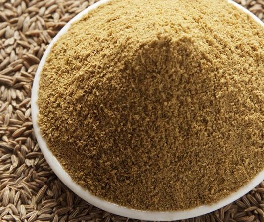 Mutfakların vazgeçilmez aromalarından biri olan Kimyon, kendine özgü kokusu ve yoğun tadıyla yemeklere karakter kazandıran önemli bir baharattır. Özellikle et yemekleri, baklagiller ve çorbalarda sıkça kullanılan bu bitki, yalnızca lezzet açısından değil sağlık üzerindeki potansiyel etkileriyle de dikkat çekmektedir. Peki, Kimyon nedir ve neden bu kadar yaygın şekilde tüketilmektedir? Konulu bir haber görseli.