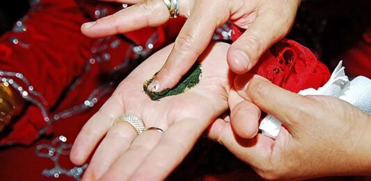 Doğal bitkisel ürünler arasında yüzyıllardır hem kozmetik hem de kültürel amaçlarla kullanılan Kına, özellikle saç ve cilt uygulamalarıyla bilinen bir bitkidir. Bilimsel adı Lawsonia inermis olan bu bitki, sıcak iklimlerde yetişen çalı formunda bir türdür. Yapraklarının kurutulup öğütülmesiyle elde edilen toz, suyla karıştırılarak macun haline getirilir ve farklı alanlarda kullanılır. Konulu bir haber görseli.