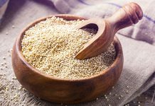 Kinoa, Güney Amerika kökenli, besin değeri yüksek ve glütensiz bir tohum olarak son yıllarda dünya mutfaklarında popülerlik kazanmıştır. Hem lif hem de protein bakımından zengin olan kinoa, sağlıklı beslenme ve diyet listelerinde sıkça tercih edilir. Quinoa olarak da bilinen bu tohum, yüksek besin içeriği ile hem enerji sağlar hem de bağışıklık sistemini destekler. Kinoa, vitamin ve mineral açısından oldukça zengin bir kaynaktır, özellikle B vitaminleri, demir, magnezyum ve çinko içerir. Konulu bir haber görseli.