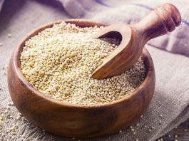 Kinoa, Güney Amerika kökenli, besin değeri yüksek ve glütensiz bir tohum olarak son yıllarda dünya mutfaklarında popülerlik kazanmıştır. Hem lif hem de protein bakımından zengin olan kinoa, sağlıklı beslenme ve diyet listelerinde sıkça tercih edilir. Quinoa olarak da bilinen bu tohum, yüksek besin içeriği ile hem enerji sağlar hem de bağışıklık sistemini destekler. Kinoa, vitamin ve mineral açısından oldukça zengin bir kaynaktır, özellikle B vitaminleri, demir, magnezyum ve çinko içerir. Konulu bir haber görseli.