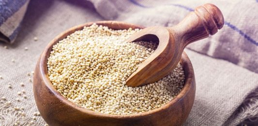 Kinoa Nedir? Kinoa’nın Faydaları Nelerdir? Kinoa, Güney Amerika kökenli, besin değeri yüksek ve glütensiz bir tohum olarak son yıllarda dünya mutfaklarında popülerlik kazanmıştır. Hem lif hem de protein bakımından zengin olan kinoa, sağlıklı beslenme ve diyet listelerinde sıkça tercih edilir. Quinoa olarak da bilinen bu tohum, yüksek besin içeriği ile hem enerji sağlar hem de bağışıklık sistemini destekler. Kinoa, vitamin ve mineral açısından oldukça zengin bir kaynaktır, özellikle B vitaminleri, demir, magnezyum ve çinko içerir. Konulu bir haber görseli.