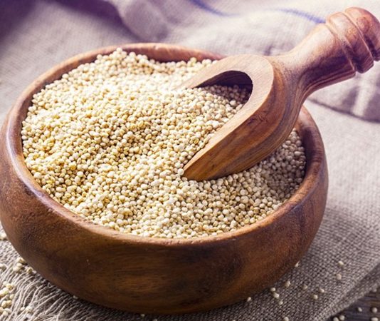 Kinoa, Güney Amerika kökenli, besin değeri yüksek ve glütensiz bir tohum olarak son yıllarda dünya mutfaklarında popülerlik kazanmıştır. Hem lif hem de protein bakımından zengin olan kinoa, sağlıklı beslenme ve diyet listelerinde sıkça tercih edilir. Quinoa olarak da bilinen bu tohum, yüksek besin içeriği ile hem enerji sağlar hem de bağışıklık sistemini destekler. Kinoa, vitamin ve mineral açısından oldukça zengin bir kaynaktır, özellikle B vitaminleri, demir, magnezyum ve çinko içerir. Konulu bir haber görseli.