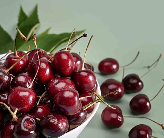 Yaz aylarının en sevilen ve en çok tüketilen meyvelerinden biri olan kiraz, hem lezzeti hem de sağlığa olan katkılarıyla dikkat çeker. Parlak kırmızı rengi, sulu yapısı ve tatlı aromasıyla sofralarda özel bir yere sahip olan kiraz, aynı zamanda besin değeri yüksek bir meyvedir. Bilimsel adı Prunus avium olan kiraz, gülgiller familyasına ait olup dünya genelinde yaygın olarak yetiştirilmektedir. Konulu bir haber görseli.