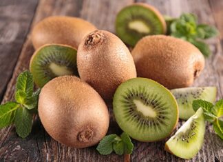 Kivi Nedir? Kivi’nin Faydaları Nelerdir? Son yıllarda sağlıklı beslenme listelerinde daha sık yer almaya başlayan kivi, hem lezzeti hem de zengin içeriğiyle dikkat çeken bir meyvedir. Dışı tüylü kahverengi kabukla kaplı olan, içi ise parlak yeşil ve siyah çekirdekli yapıya sahip olan kivi, ferahlatıcı aroması sayesinde özellikle kahvaltılarda ve ara öğünlerde tercih edilir. Tatlı ve hafif ekşi dengesiyle öne çıkan bu meyve, yalnızca damak zevkine değil sağlığa da katkı sunar. Konulu bir haber görseli.