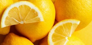 Sofraların vazgeçilmez lezzetlerinden biri olan limon, hem mutfakta hem de sağlık alanında geniş kullanım alanına sahip narenciye meyvelerinden biridir. Ekşi aroması ve ferahlatıcı kokusuyla bilinen bu meyve, özellikle yemeklere, salatalara ve içeceklere kattığı tat ile öne çıkar. Bununla birlikte limon, içerdiği vitamin ve mineraller sayesinde bağışıklık sisteminden cilt sağlığına kadar pek çok alanda destekleyici özellikler sunar. Konulu bir haber görseli.