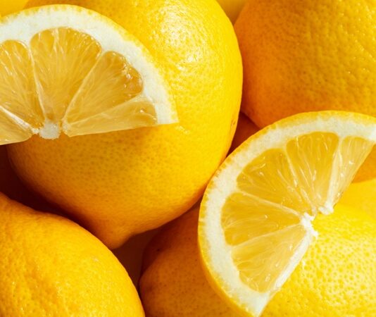 Sofraların vazgeçilmez lezzetlerinden biri olan limon, hem mutfakta hem de sağlık alanında geniş kullanım alanına sahip narenciye meyvelerinden biridir. Ekşi aroması ve ferahlatıcı kokusuyla bilinen bu meyve, özellikle yemeklere, salatalara ve içeceklere kattığı tat ile öne çıkar. Bununla birlikte limon, içerdiği vitamin ve mineraller sayesinde bağışıklık sisteminden cilt sağlığına kadar pek çok alanda destekleyici özellikler sunar. Konulu bir haber görseli.