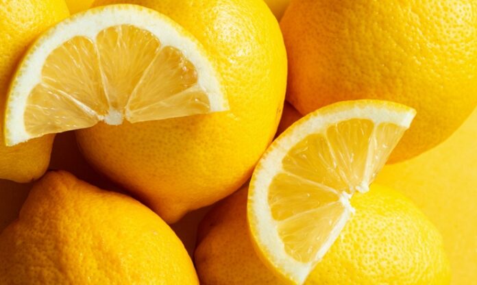 Limon Nedir Limon'un Faydaları Nelerdir Sofraların vazgeçilmez lezzetlerinden biri olan limon, hem mutfakta hem de sağlık alanında geniş kullanım alanına sahip narenciye meyvelerinden biridir. Ekşi aroması ve ferahlatıcı kokusuyla bilinen bu meyve, özellikle yemeklere, salatalara ve içeceklere kattığı tat ile öne çıkar. Bununla birlikte limon, içerdiği vitamin ve mineraller sayesinde bağışıklık sisteminden cilt sağlığına kadar pek çok alanda destekleyici özellikler sunar. Konulu bir haber görseli.