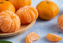 Kış aylarının vazgeçilmez meyvelerinden biri olan mandalina, hem lezzeti hem de sağlığa sunduğu katkılarla sofraların baş tacı olmaya devam ediyor. Turunçgiller ailesine ait olan bu aromatik meyve, ince kabuğu ve kolay soyulabilen yapısıyla özellikle çocuklardan yetişkinlere kadar geniş bir kitle tarafından tercih ediliyor. Türkiye’de özellikle Ege ve Akdeniz bölgelerinde yetiştirilen mandalina, içerdiği vitamin ve mineraller sayesinde bağışıklık sisteminin desteklenmesinde önemli rol oynuyor. Konulu bir haber görseli.