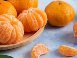 Mandalina Nedir? Mandalina’nın Faydaları Nelerdir? Kış aylarının vazgeçilmez meyvelerinden biri olan mandalina, hem lezzeti hem de sağlığa sunduğu katkılarla sofraların baş tacı olmaya devam ediyor. Turunçgiller ailesine ait olan bu aromatik meyve, ince kabuğu ve kolay soyulabilen yapısıyla özellikle çocuklardan yetişkinlere kadar geniş bir kitle tarafından tercih ediliyor. Türkiye’de özellikle Ege ve Akdeniz bölgelerinde yetiştirilen mandalina, içerdiği vitamin ve mineraller sayesinde bağışıklık sisteminin desteklenmesinde önemli rol oynuyor. Konulu bir haber görseli.