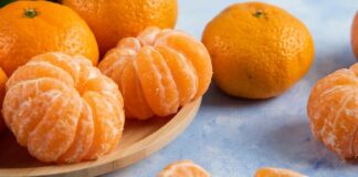 Kış aylarının vazgeçilmez meyvelerinden biri olan mandalina, hem lezzeti hem de sağlığa sunduğu katkılarla sofraların baş tacı olmaya devam ediyor. Turunçgiller ailesine ait olan bu aromatik meyve, ince kabuğu ve kolay soyulabilen yapısıyla özellikle çocuklardan yetişkinlere kadar geniş bir kitle tarafından tercih ediliyor. Türkiye’de özellikle Ege ve Akdeniz bölgelerinde yetiştirilen mandalina, içerdiği vitamin ve mineraller sayesinde bağışıklık sisteminin desteklenmesinde önemli rol oynuyor. Konulu bir haber görseli.