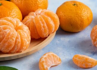 Kış aylarının vazgeçilmez meyvelerinden biri olan mandalina, hem lezzeti hem de sağlığa sunduğu katkılarla sofraların baş tacı olmaya devam ediyor. Turunçgiller ailesine ait olan bu aromatik meyve, ince kabuğu ve kolay soyulabilen yapısıyla özellikle çocuklardan yetişkinlere kadar geniş bir kitle tarafından tercih ediliyor. Türkiye’de özellikle Ege ve Akdeniz bölgelerinde yetiştirilen mandalina, içerdiği vitamin ve mineraller sayesinde bağışıklık sisteminin desteklenmesinde önemli rol oynuyor. Konulu bir haber görseli.