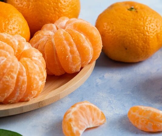 Kış aylarının vazgeçilmez meyvelerinden biri olan mandalina, hem lezzeti hem de sağlığa sunduğu katkılarla sofraların baş tacı olmaya devam ediyor. Turunçgiller ailesine ait olan bu aromatik meyve, ince kabuğu ve kolay soyulabilen yapısıyla özellikle çocuklardan yetişkinlere kadar geniş bir kitle tarafından tercih ediliyor. Türkiye’de özellikle Ege ve Akdeniz bölgelerinde yetiştirilen mandalina, içerdiği vitamin ve mineraller sayesinde bağışıklık sisteminin desteklenmesinde önemli rol oynuyor. Konulu bir haber görseli.