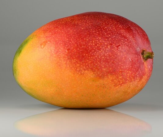 Tropikal meyveler arasında özel bir yere sahip olan mango, hem aroması hem de zengin içeriğiyle dünya genelinde en çok tüketilen meyvelerden biridir. Tatlı ve sulu yapısıyla dikkat çeken bu meyve, özellikle yaz aylarında ferahlatıcı etkisi nedeniyle tercih edilir. Ancak mango yalnızca lezzetiyle değil, aynı zamanda sağlık açısından sunduğu katkılarla da öne çıkar. Konulu bir haber görseli.