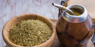 Güney Amerika kültürünün en bilinen içeceklerinden biri olan Mate, özellikle Arjantin, Brezilya, Uruguay ve Paraguay’da günlük yaşamın vazgeçilmez parçalarından biridir. Mate, yalnızca bir içecek olmanın ötesinde sosyal ve kültürel bir öneme sahiptir. Bitkinin yaprakları kurutularak sıcak su ile demleme yöntemiyle hazırlanır ve özel kaplarda paylaşılarak tüketilir. Bu gelenek, Mate'nin Faydaları ile birleştiğinde sağlık açısından da oldukça ilgi çekici bir hale gelir. Konulu bir haber görseli.