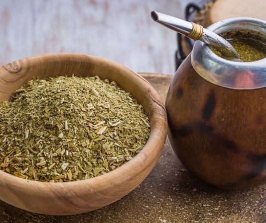 Güney Amerika kültürünün en bilinen içeceklerinden biri olan Mate, özellikle Arjantin, Brezilya, Uruguay ve Paraguay’da günlük yaşamın vazgeçilmez parçalarından biridir. Mate, yalnızca bir içecek olmanın ötesinde sosyal ve kültürel bir öneme sahiptir. Bitkinin yaprakları kurutularak sıcak su ile demleme yöntemiyle hazırlanır ve özel kaplarda paylaşılarak tüketilir. Bu gelenek, Mate'nin Faydaları ile birleştiğinde sağlık açısından da oldukça ilgi çekici bir hale gelir. Konulu bir haber görseli.